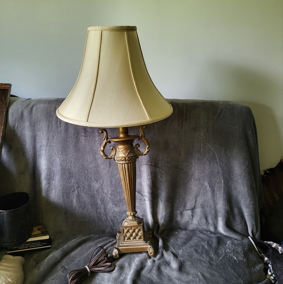 Quoizel trophy urn base Lamp - Picture 1 of 7